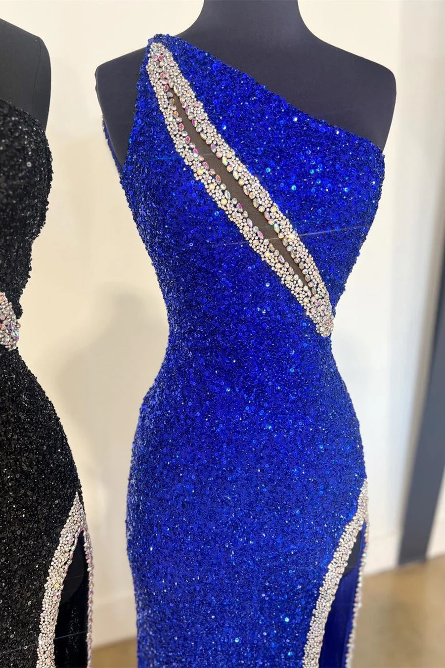 Vestido de fiesta largo de corte trompeta con un solo hombro y abertura